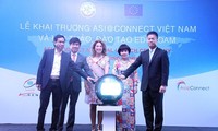 Meresmikan proyek Asi@Connect di Vietnam