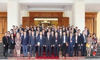 Kepala Departemen Ekonomi KS PKV, Nguyen Van Binh menerima para pembicara peserta Forum Industri 4.0