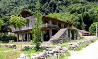 Rumah panggung dari warga etnis minoritas Tay di desa Khuoi Ky, Provinsi Cao Bang