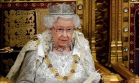 Ratu Inggris menyampaikan kebijakan-kebijakan Pemerintah di Parlemen