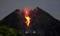 Gunung api Merapi meletus, memperingatkan kegiatan penerbangan