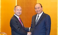 PM Vietnam, Nguyen Xuan Phuc menerima Presiden Direktur Grup Softbank dan pimpinan beberapa daerah dan organisasi Jepang