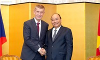 PM Nguyen Xuan Phuc melakukan pertemuan bilateral di sela-sela acara kenaikan takhta Kaisar Jepang