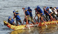 Lomba perahu tradisional yang terbesar di Kamboja berlangsung meriah
