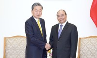 PM Vietnam, Nguyen Xuan Phuc menerima Kepala  Institut Penelitian Asia Timur, Jepang, Hatoyama Yukio