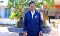 A Chong – Sesepuh  desa yang berwibawa  melakukan usaha bisnis secara baik