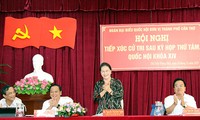 Ketua MN Vietnam, Nguyen Thi Kim Ngan melakukan kontak dengan para pemilih di Kotamadya Phong Dien, Provinsi Can Tho