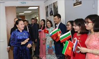 Ketua MN Nguyen Thi Kim Ngan melakukan pertemuan dengan para diaspora Vietnam di Kazan, Ibukota Republik Tatarstan