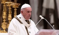 Paus Fransiskus memimpin misa tradisional menyambut Hari Natal dari Vatikan