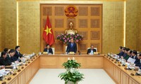 PM Vietnam, Nguyen Xuan Phuc memimpin sidang tentang pencegahan dan penanggulangan  wabah penyakit radang paru-paru  akibat virus Corona
