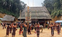 Festival bersyukur kepada hutan dari warga etnis minoritas Co Tu