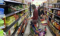 PM Vietnam, Nguyen Xuan Phuc membimbing supaya memberikan pasokan cukup barang  kepada jaringan supermarket dan toko di Kota Ha Noi