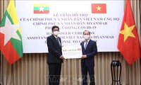 Menyampaikan secara simbolik hadiah Vietnam kepada Myanmar untuk melawan Covid-19