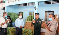Komunitas orang Vietnam di banyak negara membantu warga dan pemerintahan daerah setempat melawan wabah Covid-19
