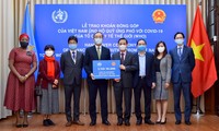 Acara pemberian  sumbangan secara simbolik dari Pemerintah dan rakyat Vietnam kepada Dana Tanggapan Covid-19 dari WHO