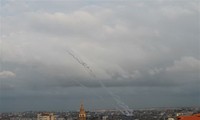  Israel menyerang posisi-posisi Hamas untuk membalas peluncuran roket dari Jalur Gaza