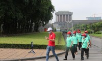 Banyak warga dan wisatawan berziarah ke Mousoleum  Presiden Ho Chi Minh