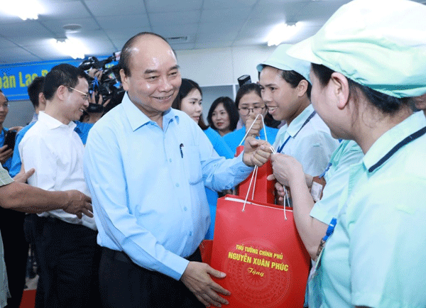 PM Nguyen Xuan Phuc melakukan dialog dengan para buruh di Zona Industri VSIP Provinsi Bac Ninh