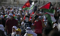 Warga Palestina melakukan pawai  untuk memprotes rencana damai  AS