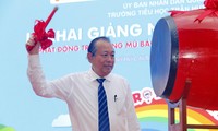 Deputi PM Truong Hoa Binh menghadiri acara pembukaan tahun ajar baru dan memberikan helm kepada para pejalar SD