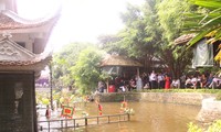Keunikan wayang golek air di desa Dong Ngu