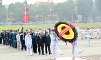 Para Peserta Kongres Nasional ke-10 Kompetisi Patriotik Berziarah ke Mosuleum Presiden Ho Chi Minh