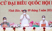 Ketua MN Vuong Dinh Hue Hadir  Kontak dengan Para Pemilih di Kota Hai Phong