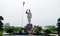 Monumen Presiden Ho Chi Minh di Tengah Langit dan Laut Daerah Dong Bac