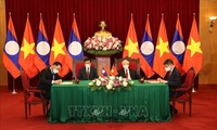 Sekjen Nguyen Phu Trong dan Sekjen, Presiden Laos, Thongloun Sisoulit Saksikan Acara Penandatanganan Naskah Kerjasama Antara Vietnam-Laos