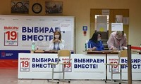 Para Pemilih Dengan Aktif Berikan Suara dalam Pemilihan Duma Nasional Rusia