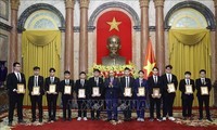 Presiden Negara Berikan Bintang Kerja Kepada Para Pelajar yang Meraih Penghargaan  Opimpiade dan Sains-Teknik Internasional