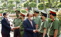 Presiden Nguyen Xuan Phuc Periksa Pekerjaan Jamin Keselamatan Pada Hari Raya Tet Nham Dan 2022 di Kota Ho Chi Minh