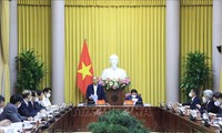 Presiden Nguyen Xuan Phuc Lakukan Temu Kerja dengan Para Ilmuwan Tentang Pembangunan Negara Hukum