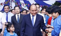 Presiden Nguyen Xuan Phuc Hadiri “Hari Pesta Pergi Ke Sekolah” Dengan Anak-Anak yang Menderita Kerugian Akibat Pandemi Covid-19