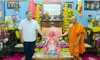 Pimpinan Provinsi Tra Vinh dan Bac Lieu Kunjungi Dan Berikan Bingkisan  Untuk Merayakan Hari Besar Sene Donta 2022