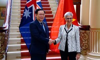 Ketua Vuong Dinh Hue Temui Gubernur Negara Bagian Victoria dan Menteri Perdagangan dan Manufaktur  Australia