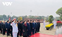Pimpinan Partai dan Negara Berziarah ke  Mausouleum Presiden Ho Chi Minh