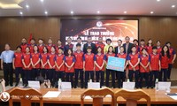 Menyampaikan Hadiah kepada Tim Sepak Bola Putri Vietnam dan Tim U.22 Vietnam