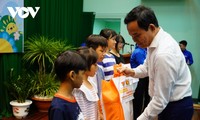 Deputi PM Tran Luu Quang Mengunjungi dan Memberikan Bingkisan kepada Anak-Anak di Kota Ho Chi Minh