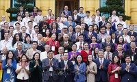 Presiden Vietnam, Vo Van Thuong Terima Delegasi Seniman dan Perajin Terkemuka di Bidang Kerajinan Tangan Artistik 