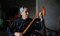 Seniman Unggul Luong Thiem Phu Pelestari Kerajinan Membuat Sitar Tinh