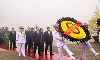 Pimpinan Partai Komunis dan Negara Berziarah kepada  Mousoleum Presiden Ho Chi Minh