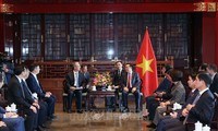 Ketua MN Vietnam, Vuong Dinh Hue Terima Beberapa Grup Besar Tiongkok