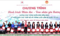 Memberikan Bingkisan, Memeriksa dan Mengobati Penyakit secara Gratis kepada Orang Miskin di Provinsi Thai Nguyen