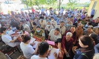 VOV Kawasan Daerah Dataran Rendah Sungai Mekong Lakukan Pemeriksaan, Pengobatan, dan Pemberian Obat-Obatan Gratis kepada Orang-Orang Miskin di Provinsi Hau Giang