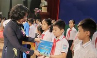 Dang Thi Ngoc Thinh offre des bourses à des élèves démunis de Hung Yen