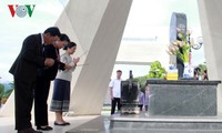 Nguyen Thi Kim Ngan et Pany Yothotou rendent hommage aux morts pour la patrie à Moc Chau