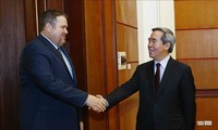 Le chef de la Commission économique centrale rencontre un dirigeant du groupe pétrolier américain AES