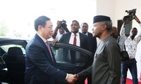 Entretien entre le vice-Premier ministre Vuong Dinh Huê et le vice-président nigérian 