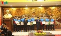 Hanoi leaders award young footballers 